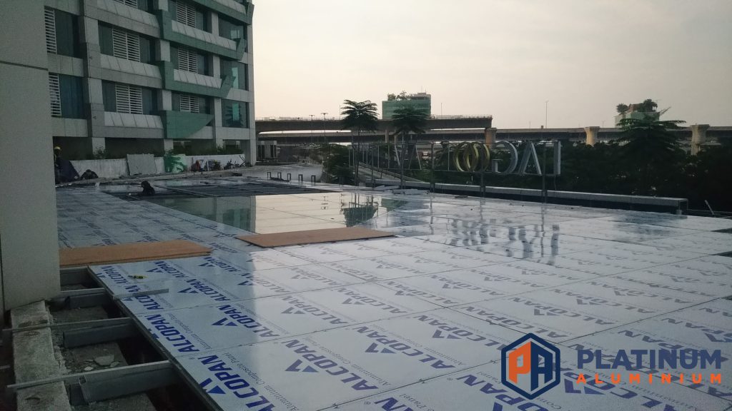 Proyek pemasangan ACP fasad Lagoon Avenue Bekasi oleh Platinum Aluminium
